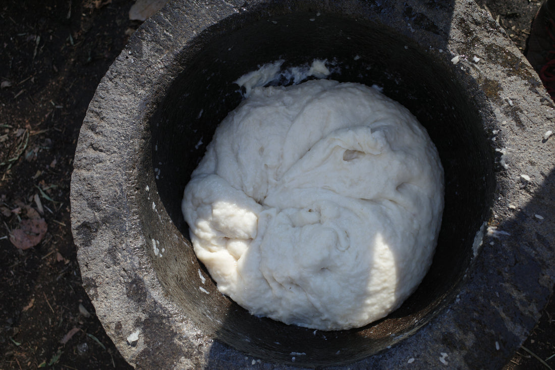 天日干しのもち米を薪の火で蒸し、石の臼で搗いた、なめらかなお餅、ご予約受付中です。
