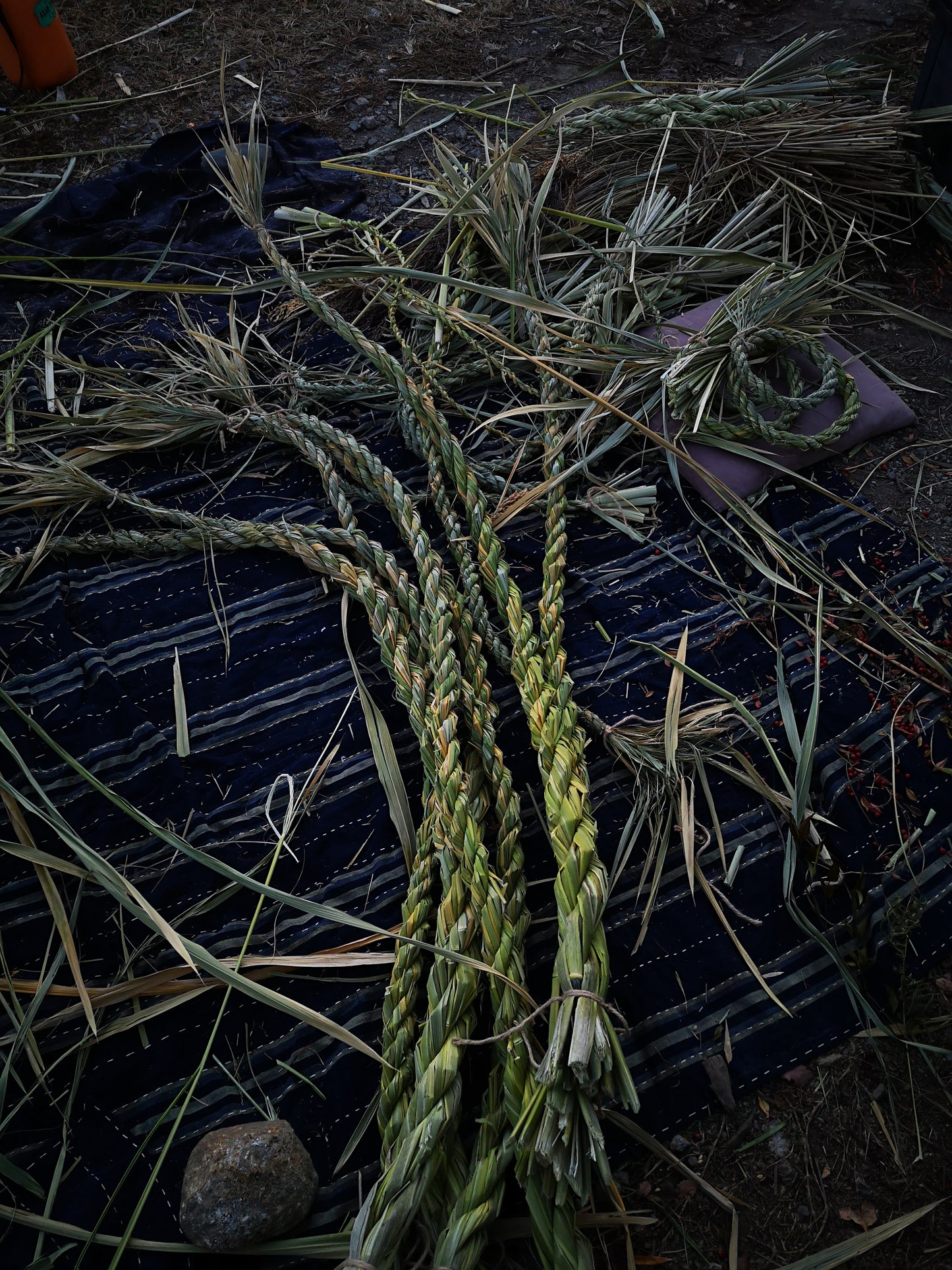 真菰と古代米の注連縄しめなわしめかざりお正月飾り新年