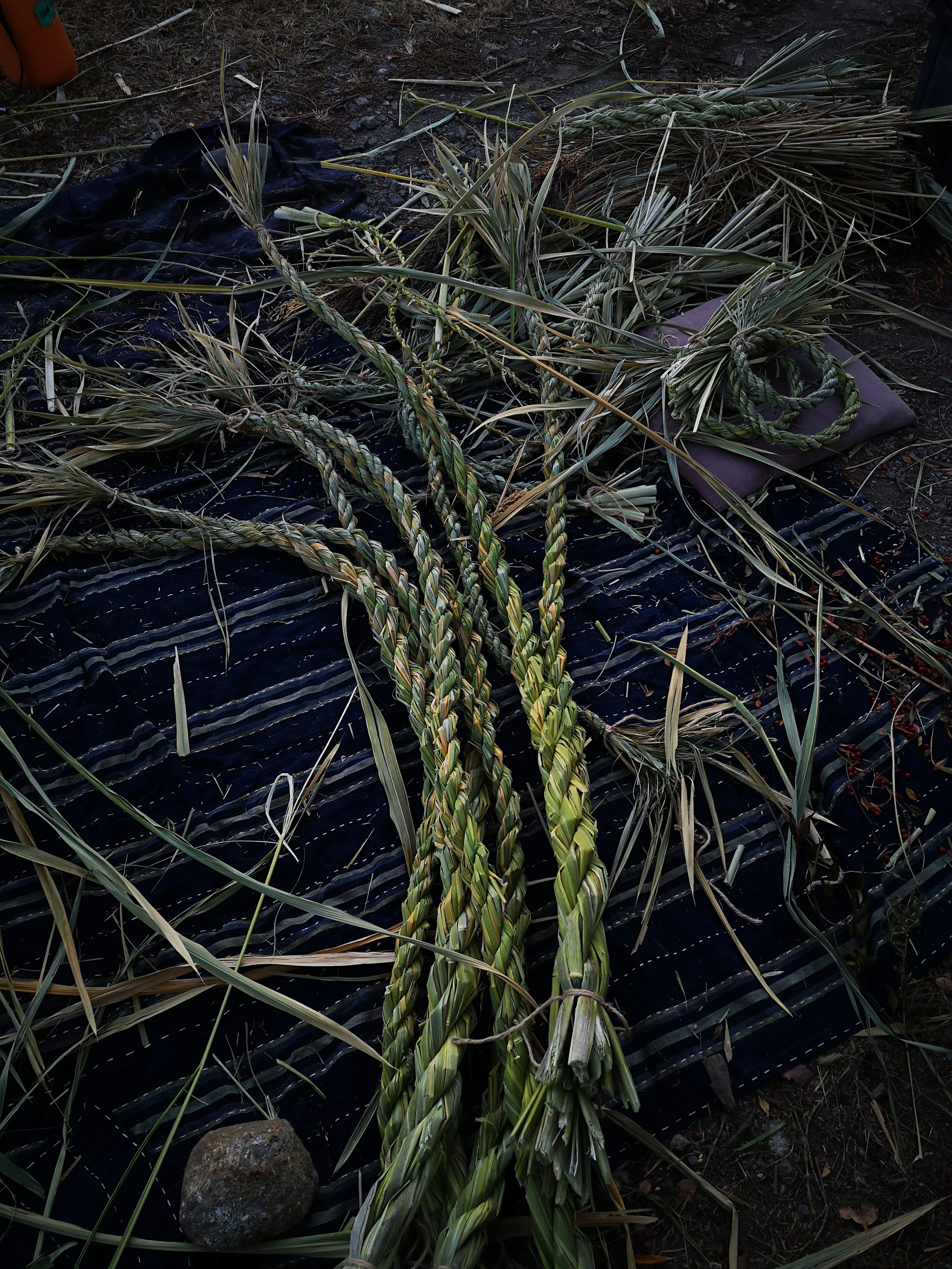 真菰と古代米の注連縄しめなわしめかざりお正月飾り新年