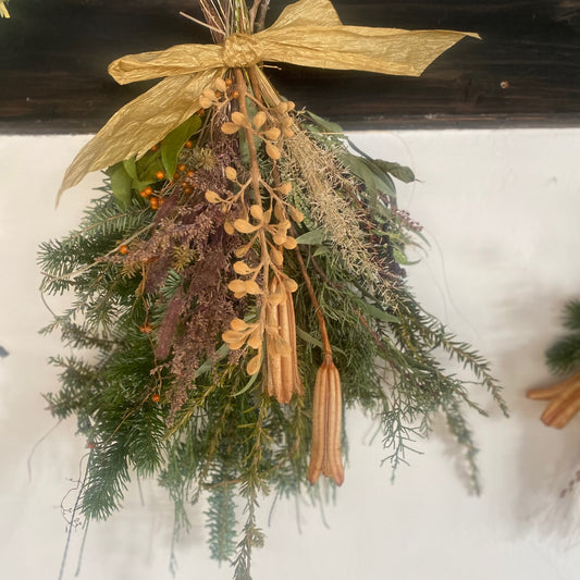 森の恵みを束ねた　クリスマススワッグ