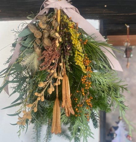 森の恵みを束ねた　クリスマススワッグ